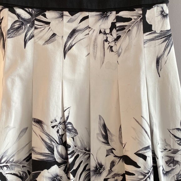 White House Black Market black and white floral dress. Pleated style. Size 8
Ch - Picture 4 of 13